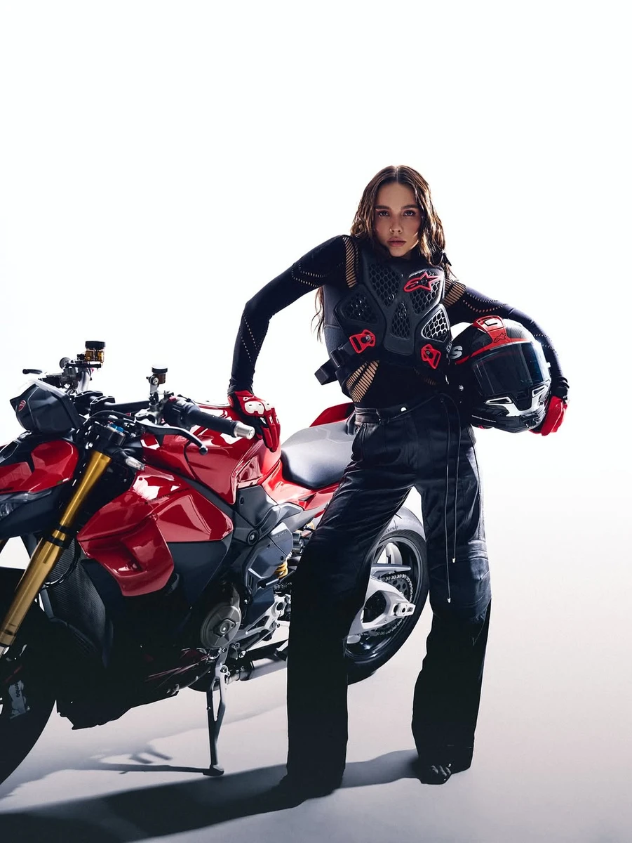 Наталія Татарінцева уявила себе гонищецею біля байка