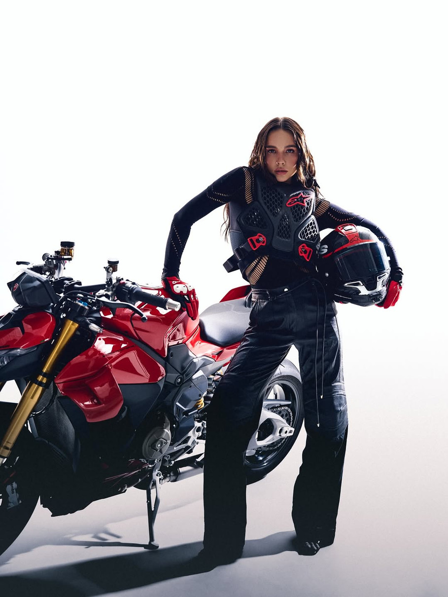 Наталія Татарінцева уявила себе гонищецею біля байка