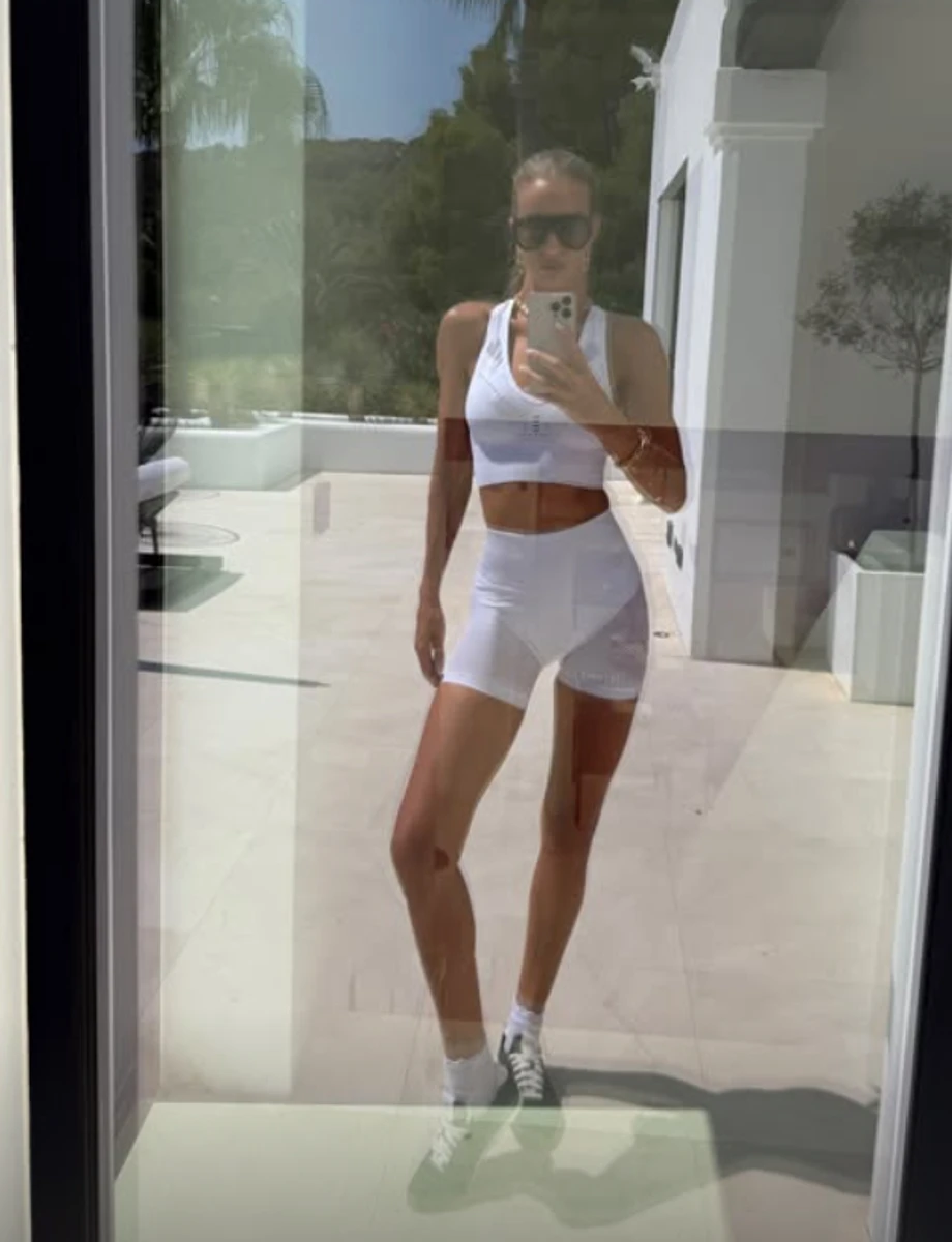 Наречена Стейтема у шортах і топі зазнімкувала фігуру