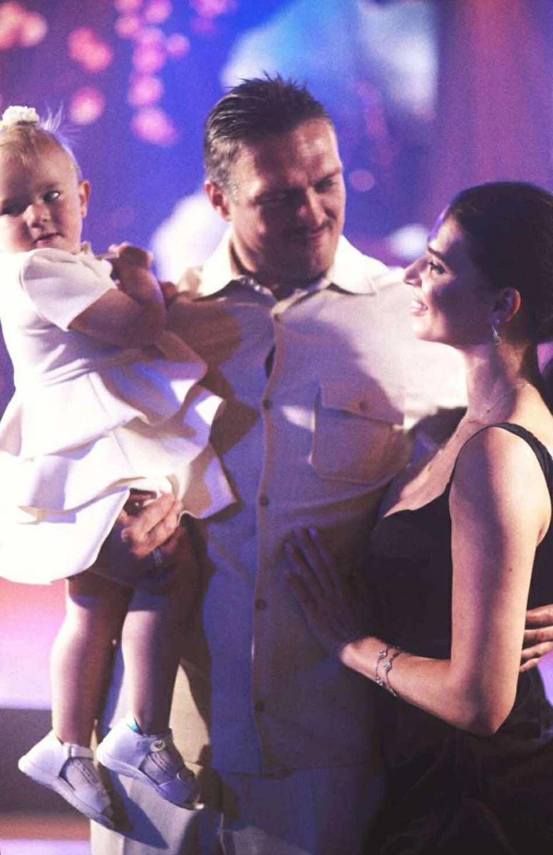 Олександр Усик замилував фото з дружиною і дочкою на заході