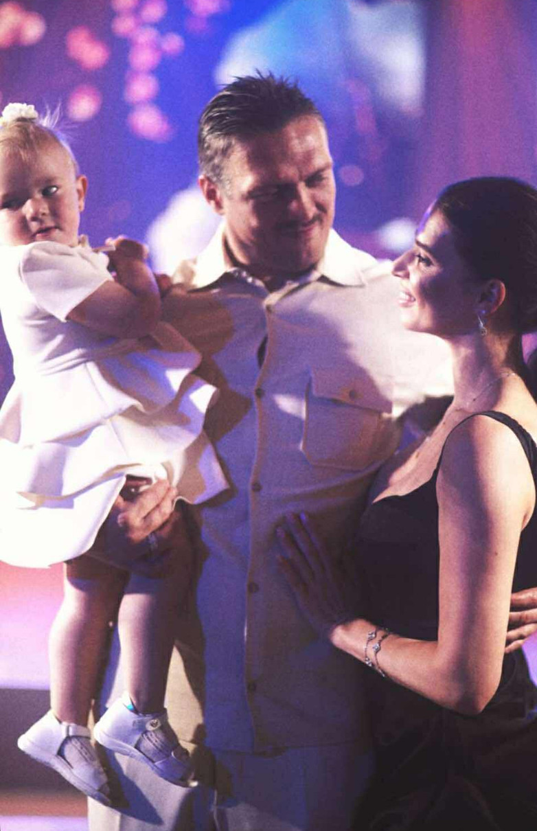 Олександр Усик замилував фото з дружиною і дочкою на заході