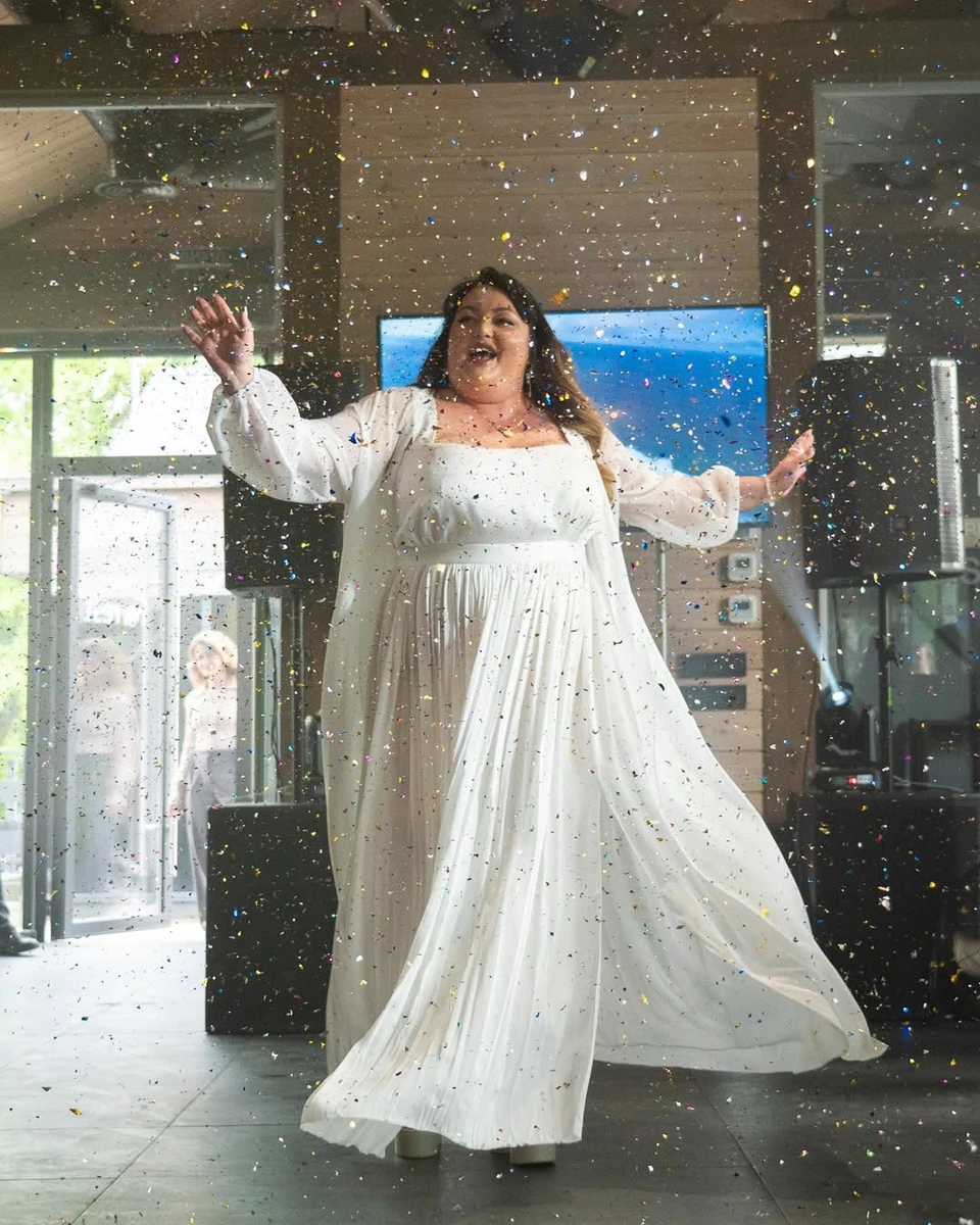 Настя Ткаченко у білій сукні святкує день народження