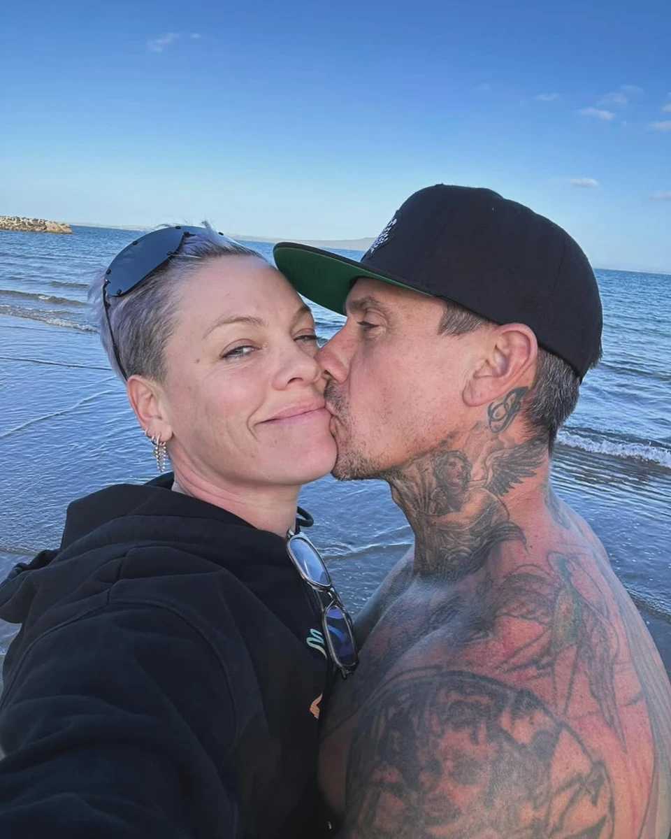 Pink цілується з чоловіком Кері