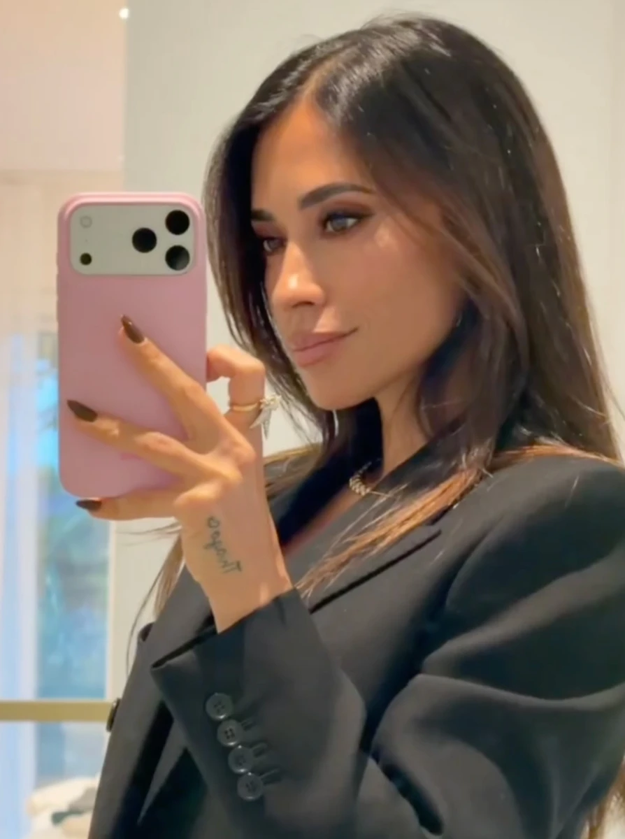 Дружина Мессі у стильному луці підтримала його на форумі