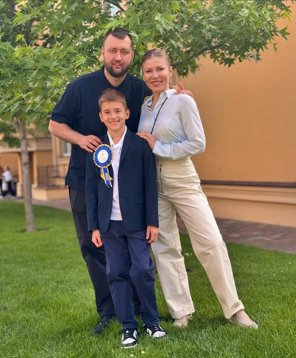 Альона Омаргалієва із сином Тимуром і Тамерланом