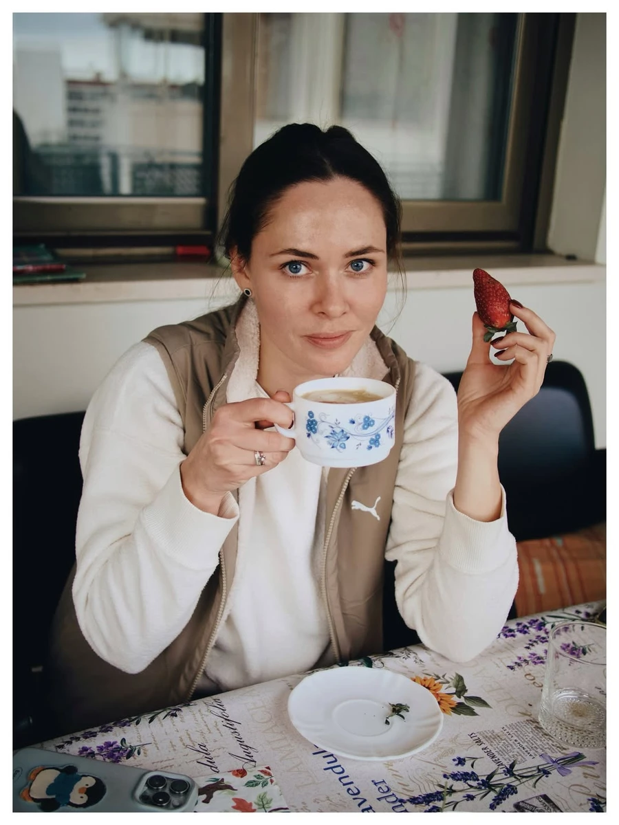 Юлія Саніна попозувала з кавою та полуницею у руці