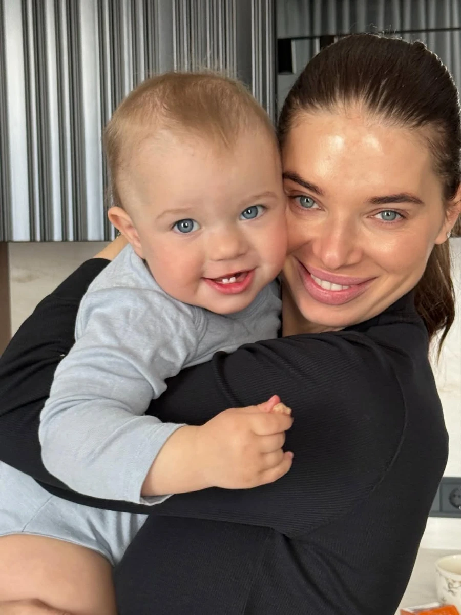 Дружина Усика усміхнено попозувала з молодшою дочкою