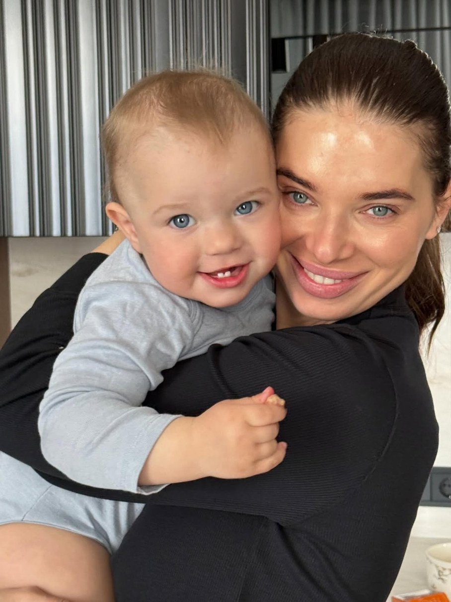 Дружина Усика усміхнено попозувала з молодшою дочкою