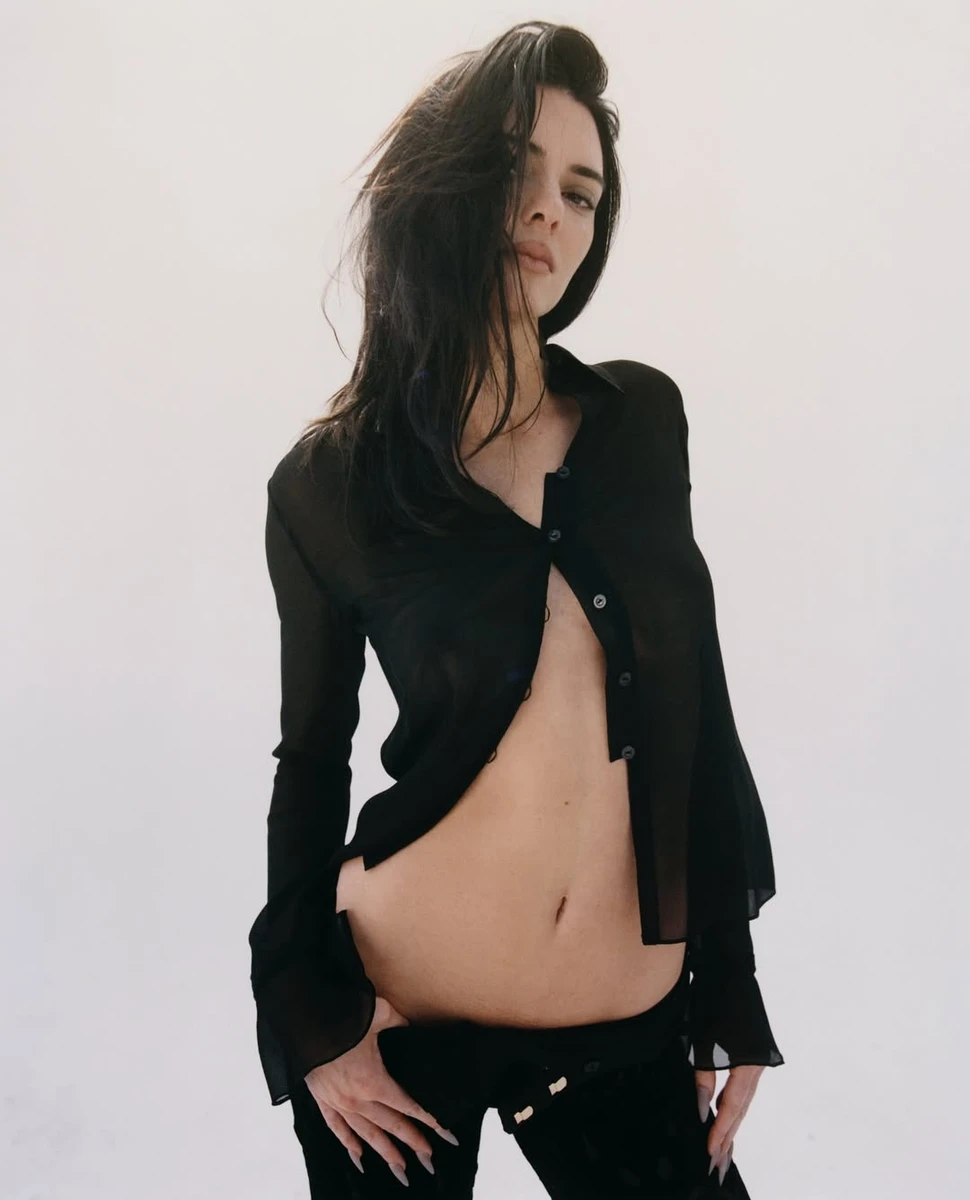 Кендалл Дженнер блиснула пласким животом на фото