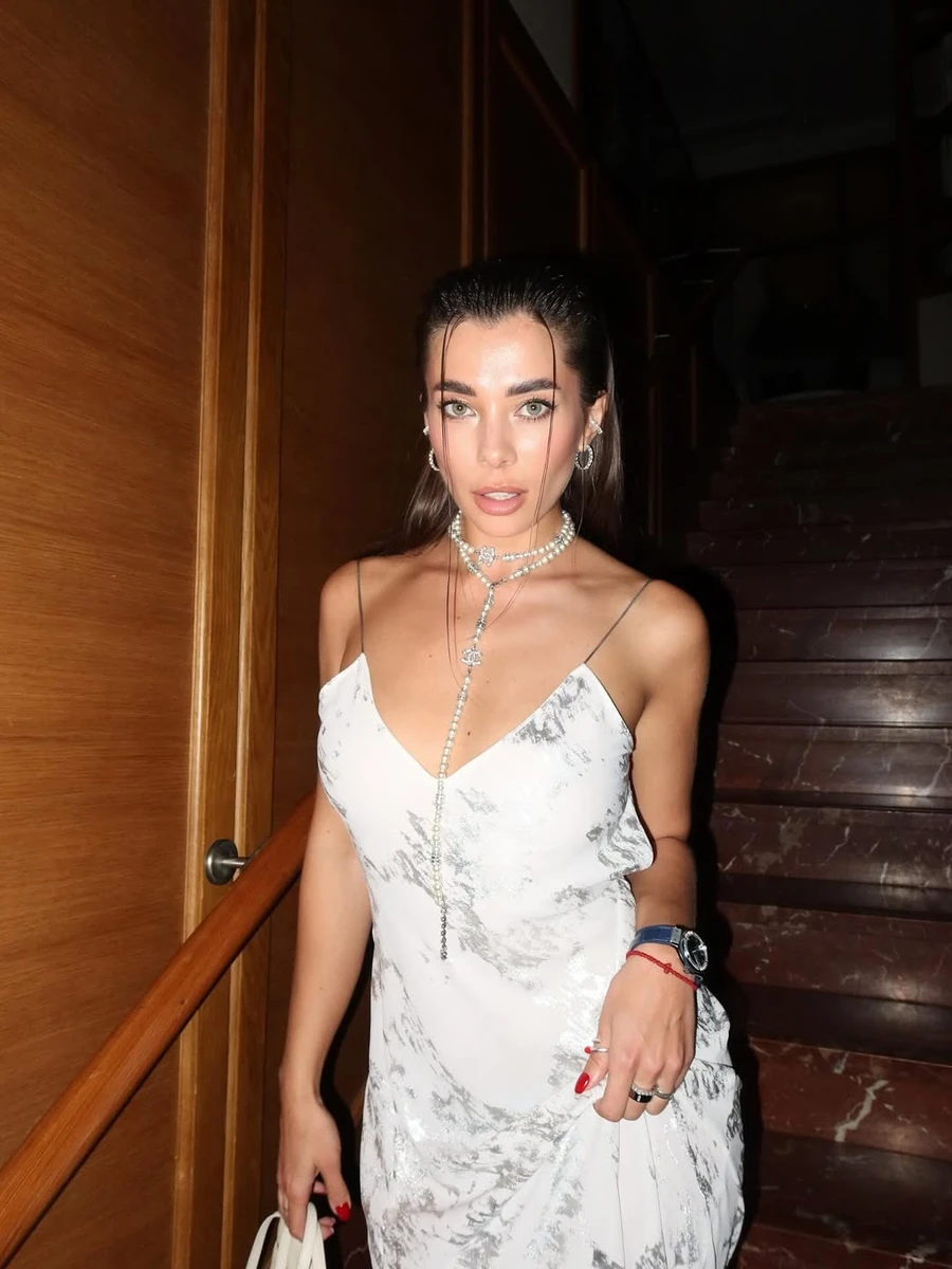 Міс Анна Неплях