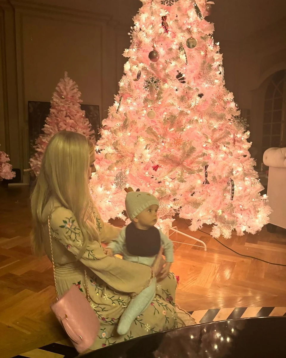 До речі, на Хеловін Хілтон повторювала образ співачки Брітні Спірс