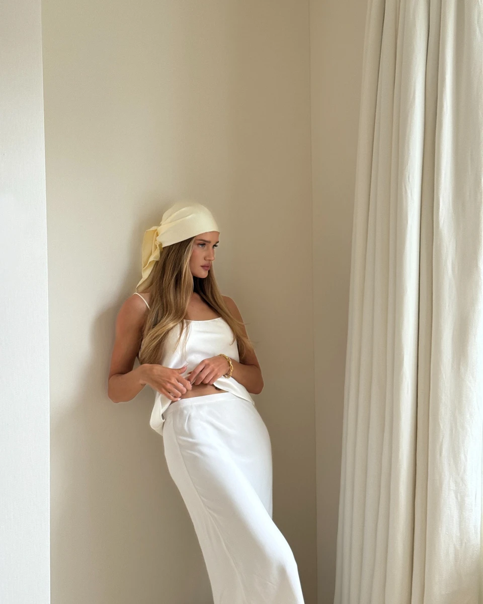 Розі Хантінгтон-Вайтлі заселфилася топлес