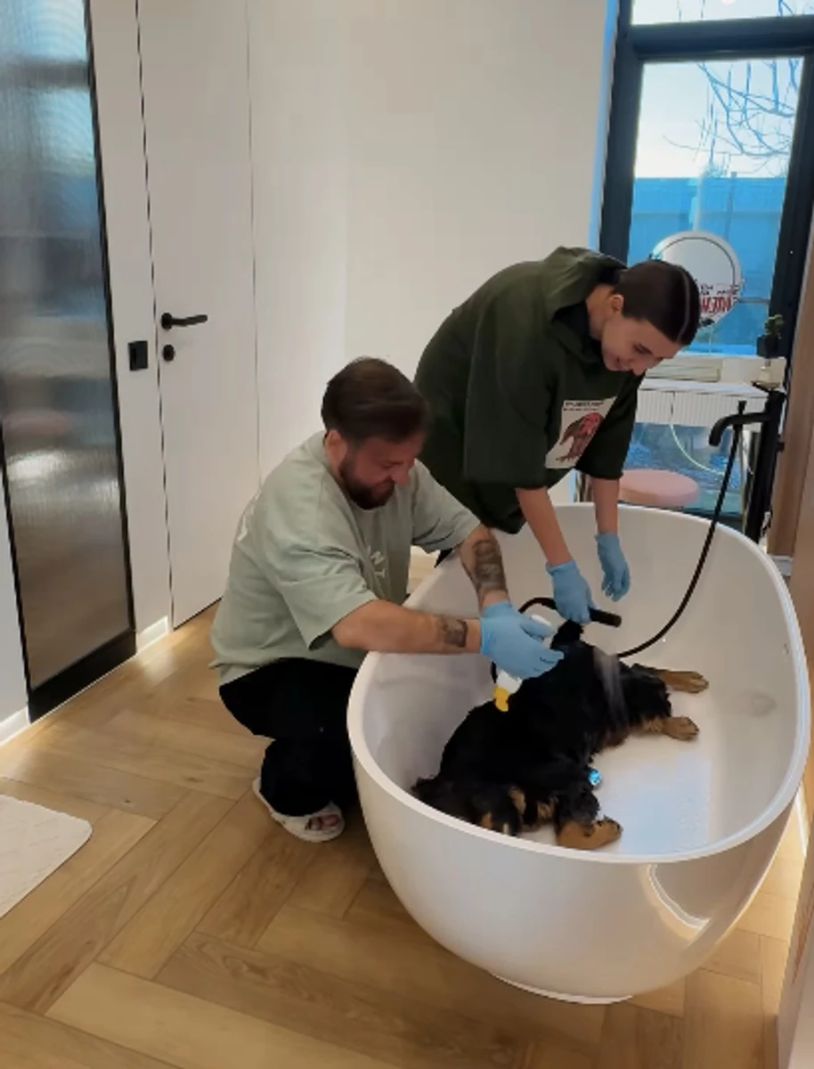 Сергій Танчинець з дівчиною помив собачку