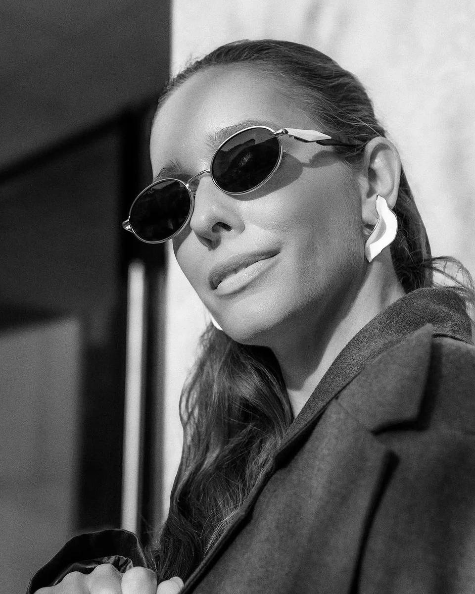 Катерина Осадча в окулярах наробила чорно-білих фото