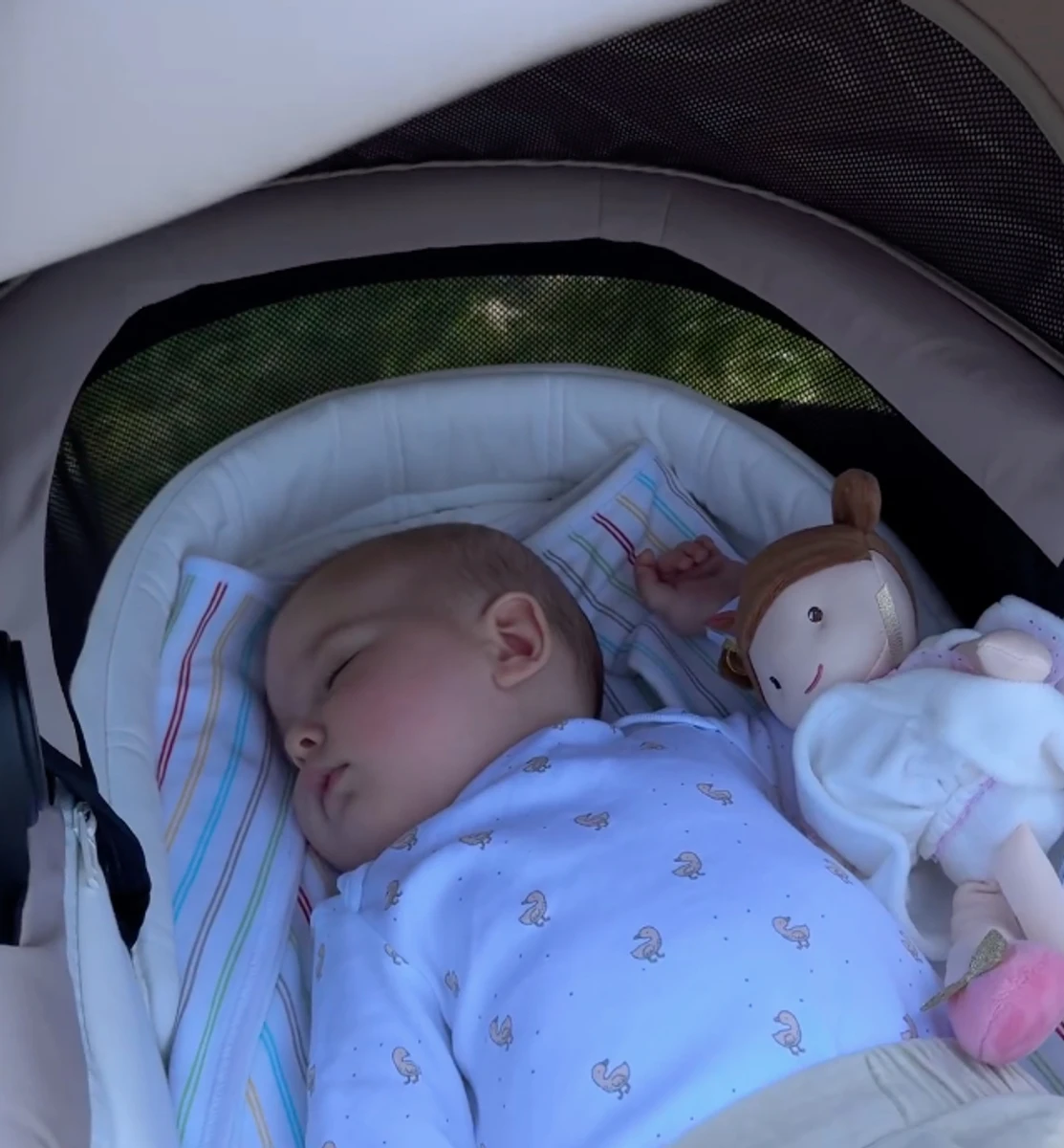 POSITIFF показав донечку у візочку