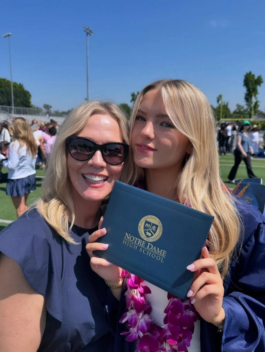 Дженні Гарт попозувала з дочкою на її випускному