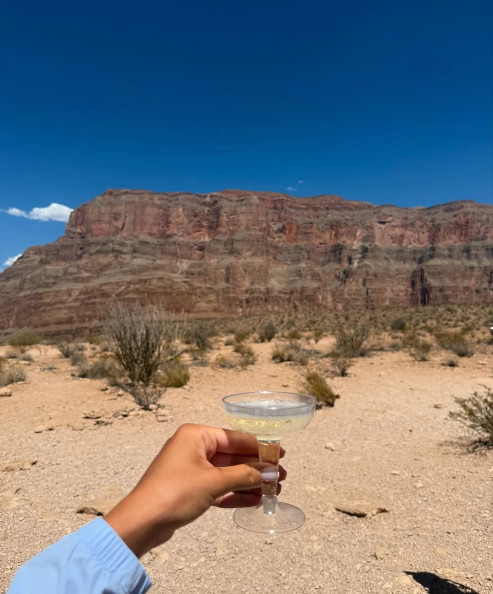 Христина Яремчук випила шампанського на Гранд-Каньйоні