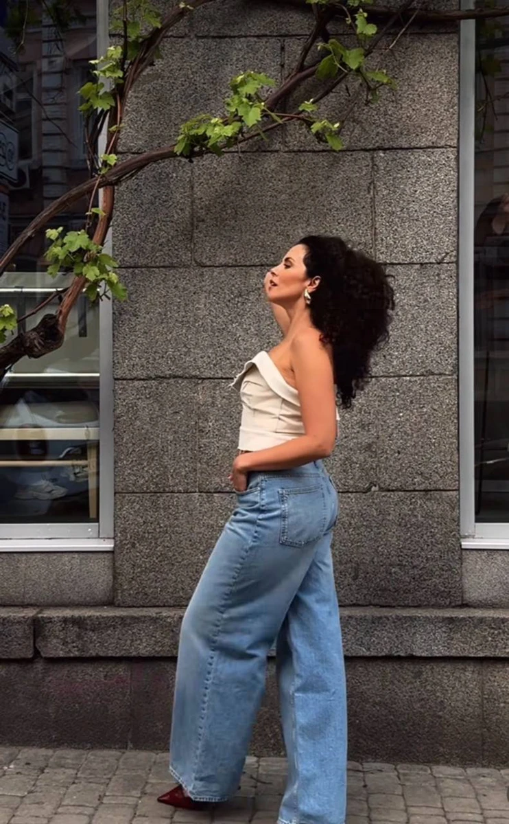 Каменських у джинсах - фото у повний зріст