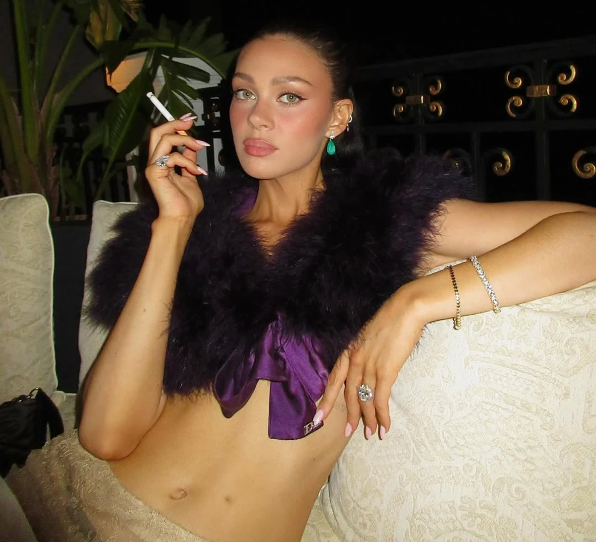 Нікола Пельтц курить