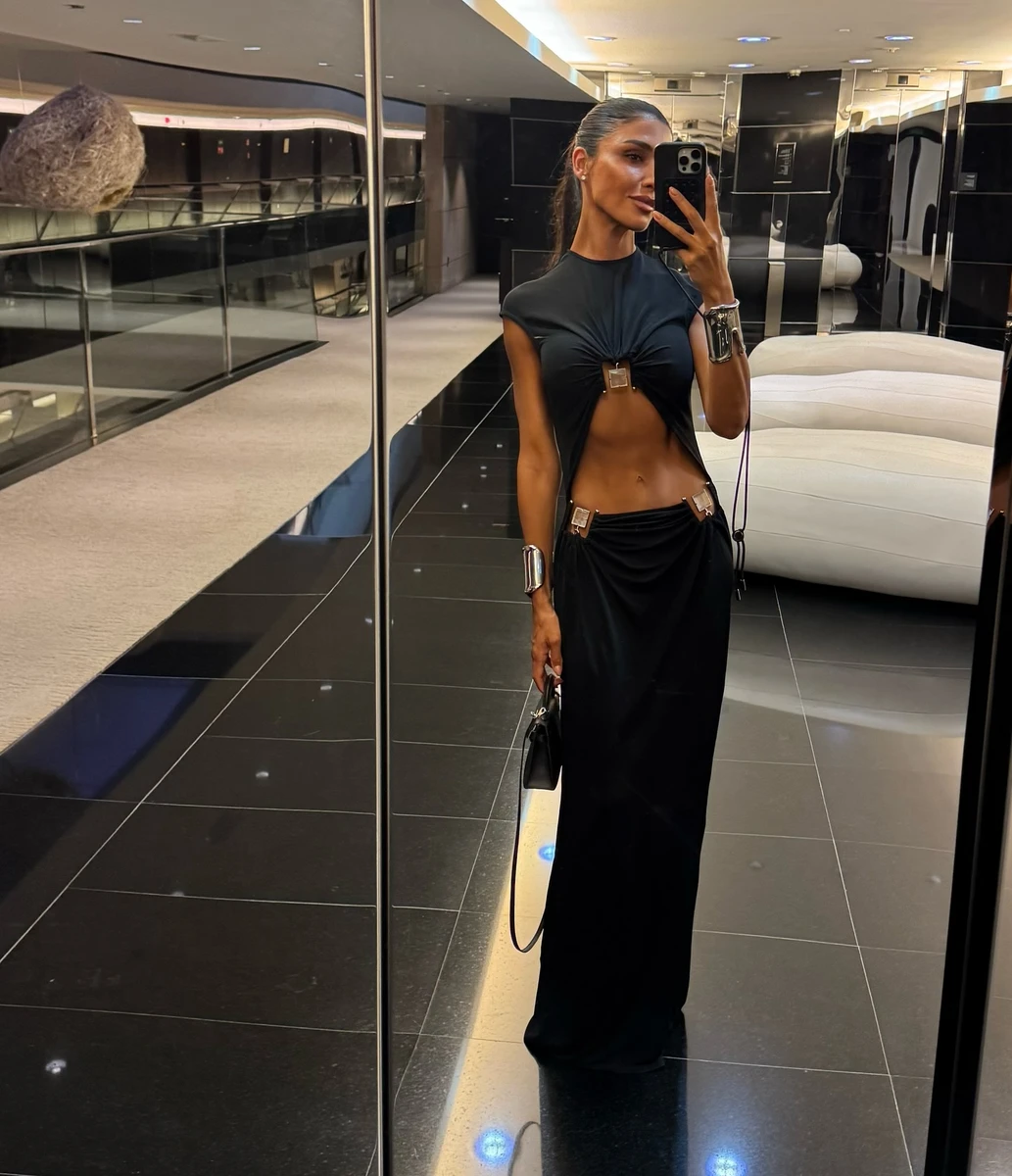 Сексілук у платті від Christopher Esber Дімопулос назвала Опівнічна сирена.