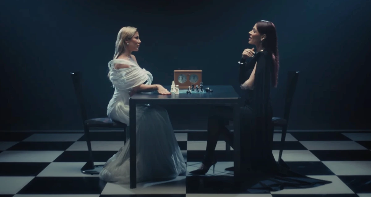 MamaRika та Alena Omargalieva у спокусливих луках знялися в спільному кліпі