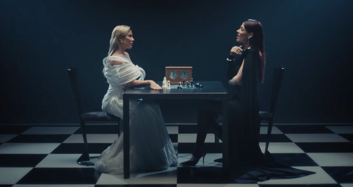 MamaRika та Alena Omargalieva у спокусливих луках знялися в спільному кліпі