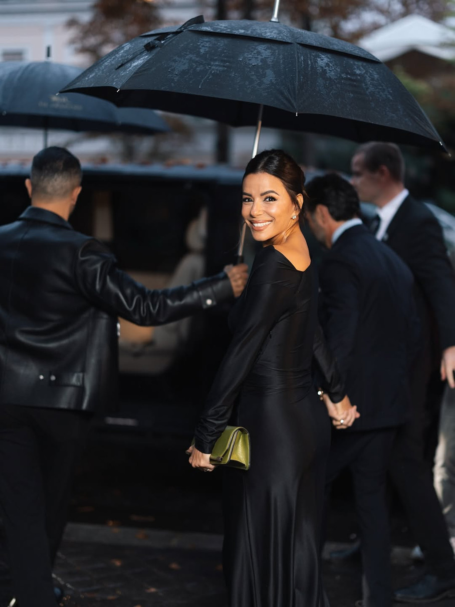 Єва Лонгорія попозувала для фото у Парижі