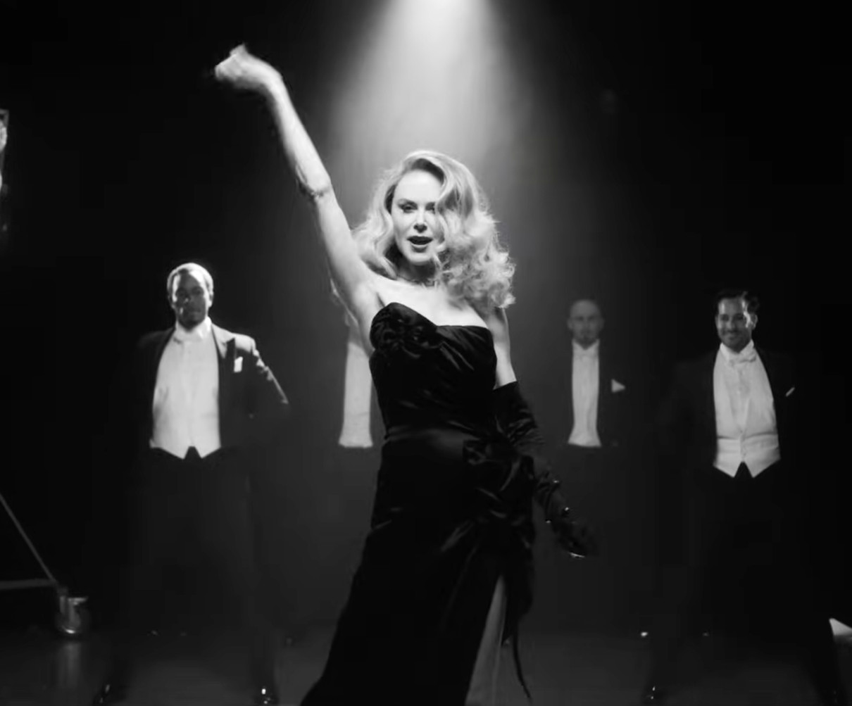 Ніколь Кідман у вишуканій сукні станцювала в стилі Голлівуду на шоу Vogue