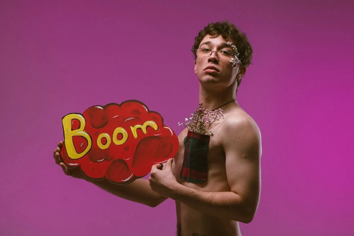 Іван Брикулець з написом Boom