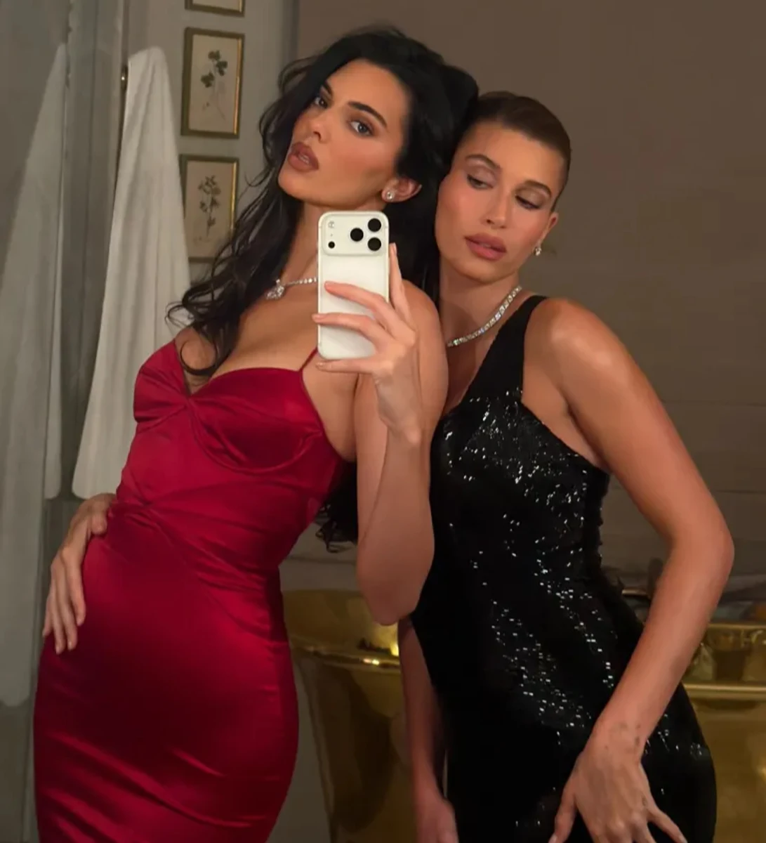 Хейлі Бібер і Кендалл в сексі сукнях попозували на вечірці Кріс Дженнер