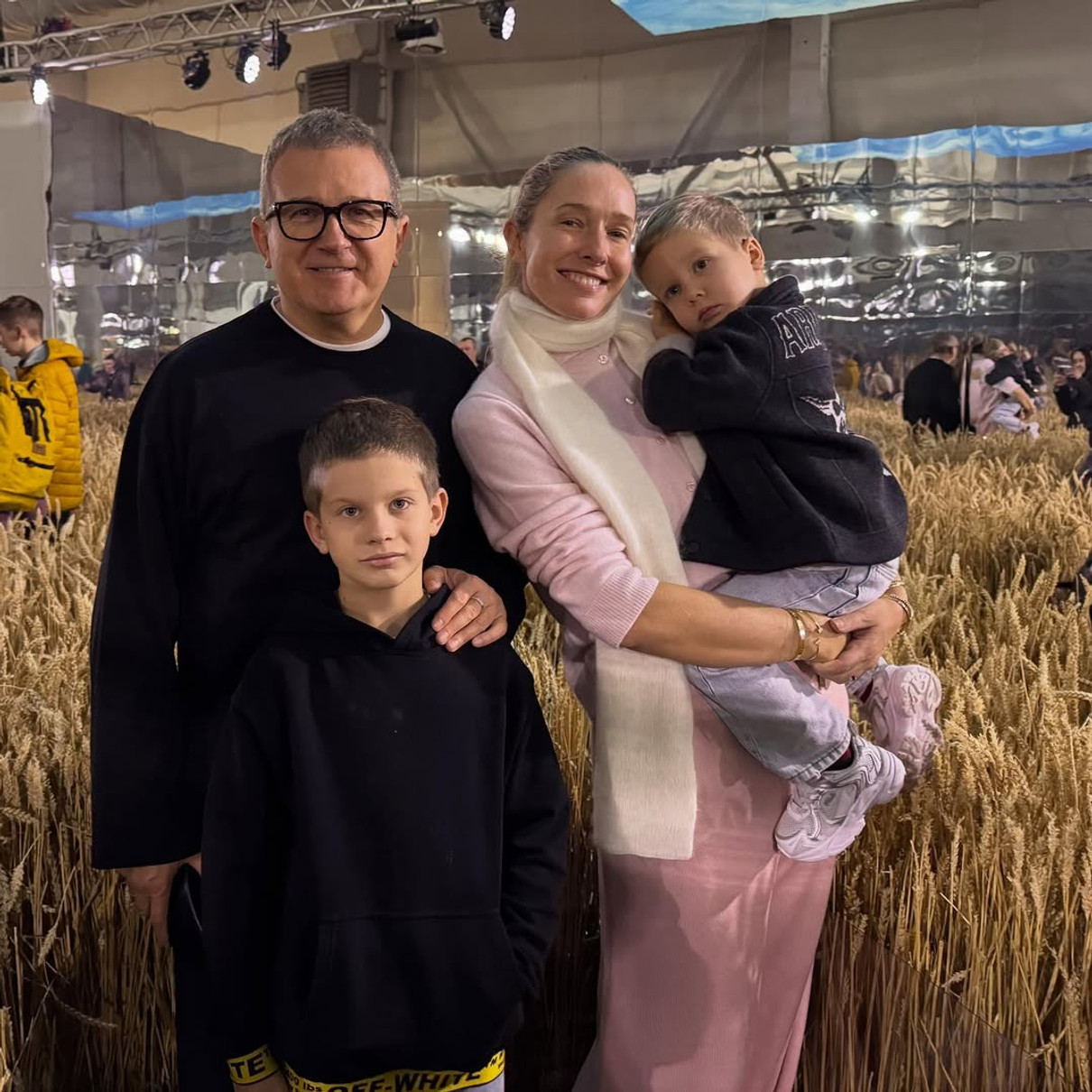 Катерина Осадча з чоловіком і синами попозувала на виставці