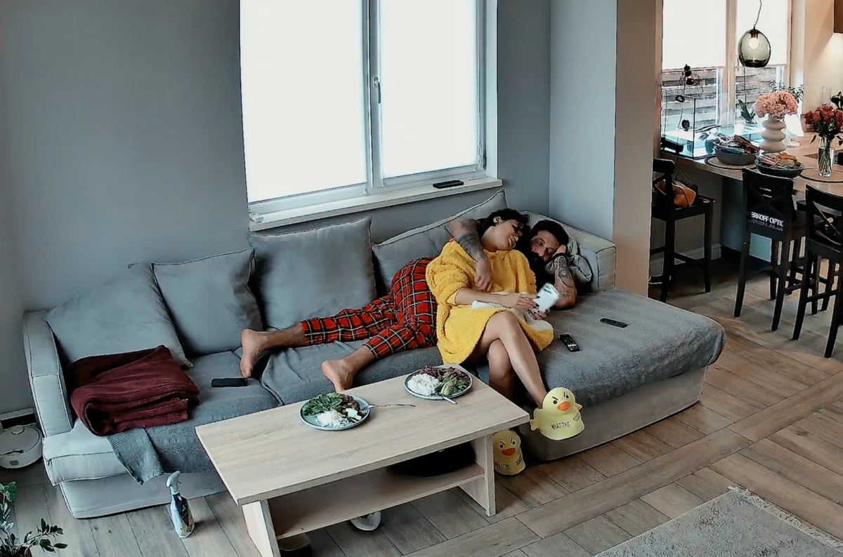 Lida Lee і Даніель Салем попозували на дивані для кліпу