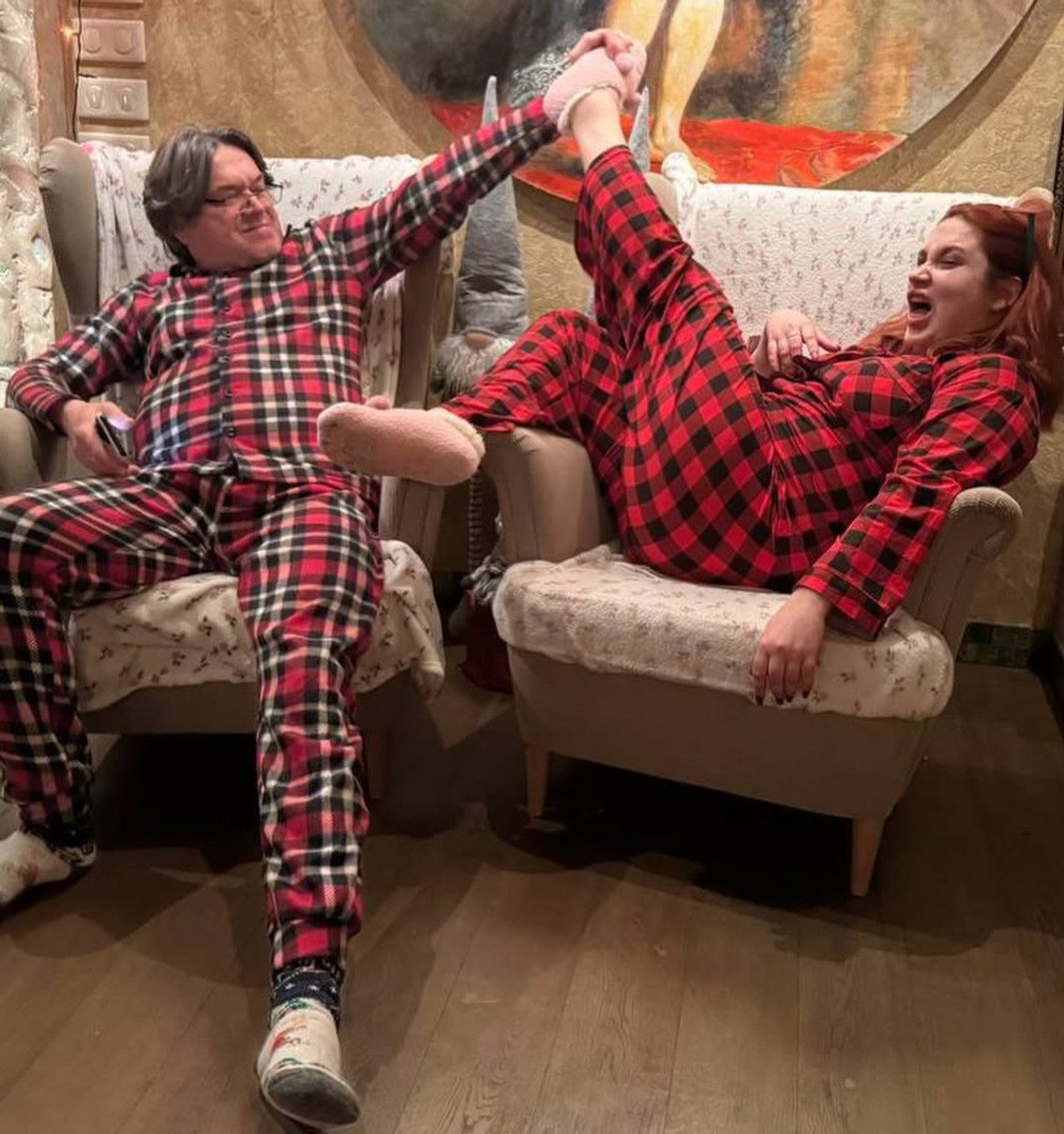 Остап Ступка з коханою весело попозували у піжамах на новому році