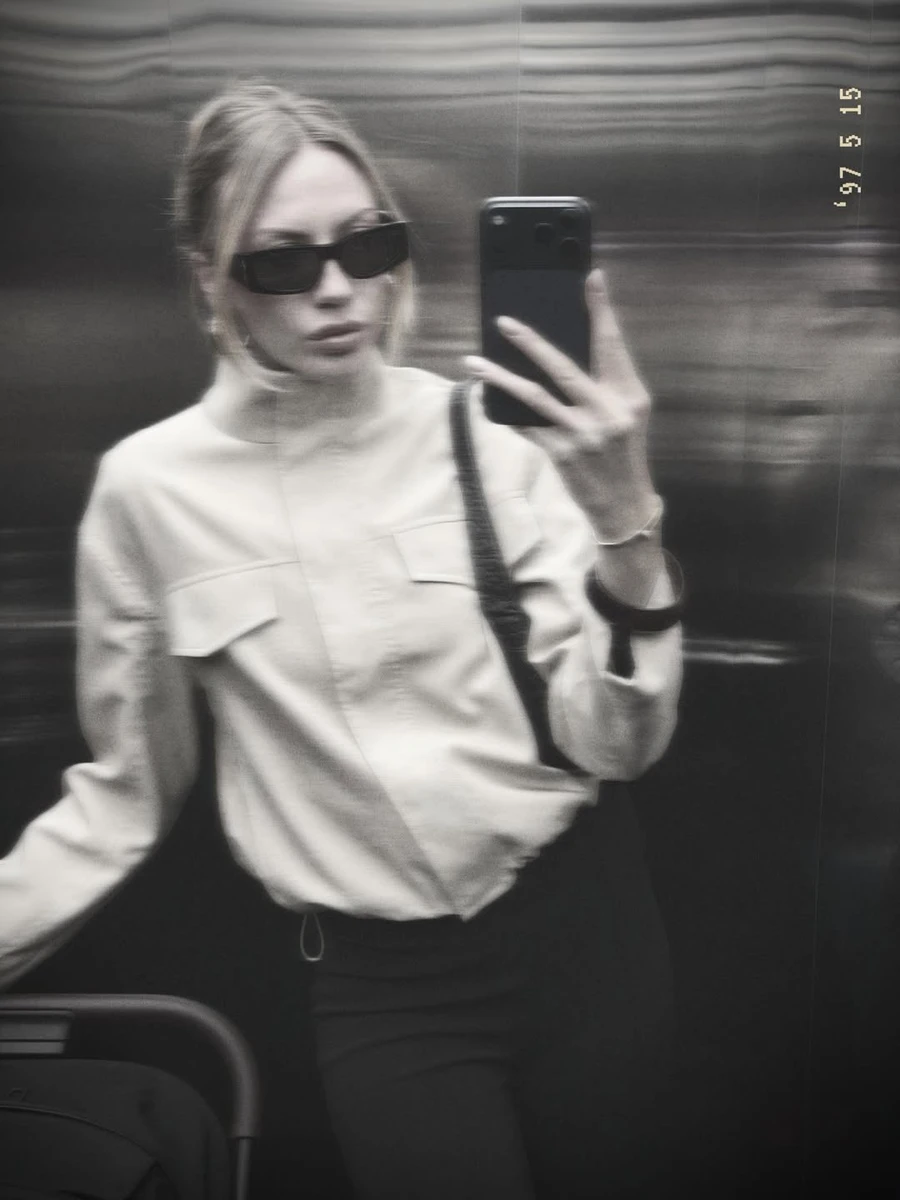 Леся Нікітюк у блейзері та обтислих штанах попозувала у ліфті