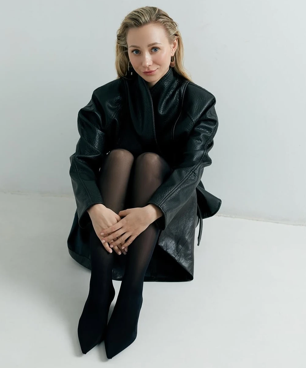 Катерина Репяхова у шкіряному луці попозувала на підлозі для фото