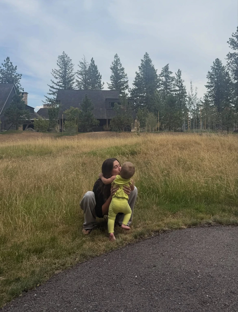 Хейлі Бібер показала фото з сином на його 2-річчя