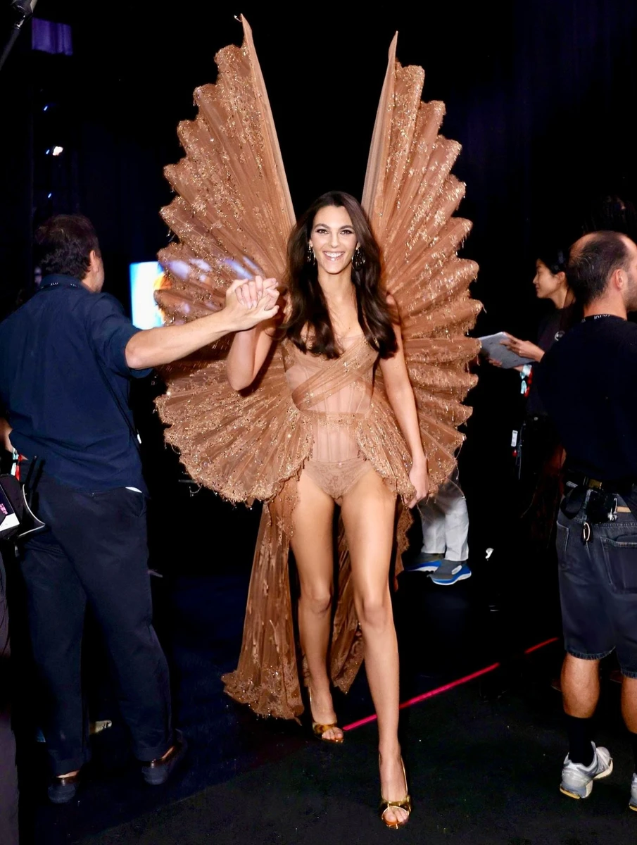 Дівчина Леонардо ДіКапріо у золоті на Victoria's Secret Fashion Show 2026