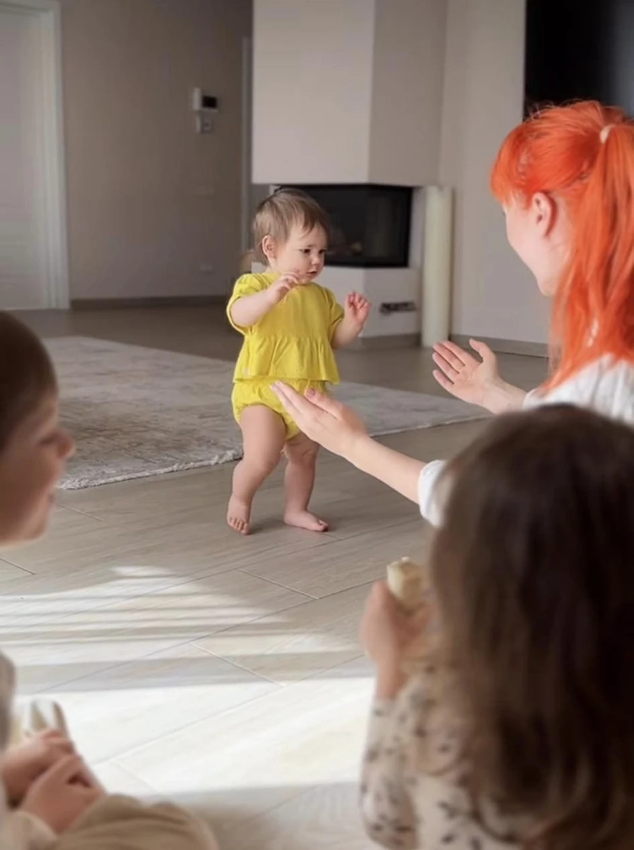 Світлана показала перші кроки донечки