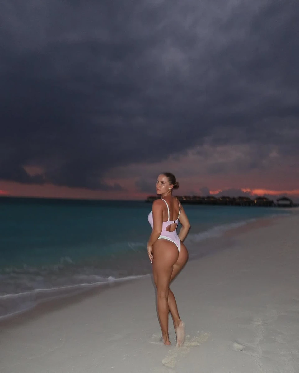 Судакова посвітила сідницями