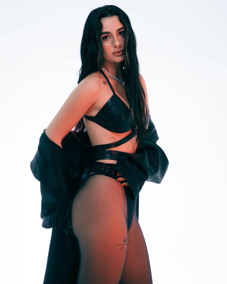 Анна Трінчер показала сідниці у білизні