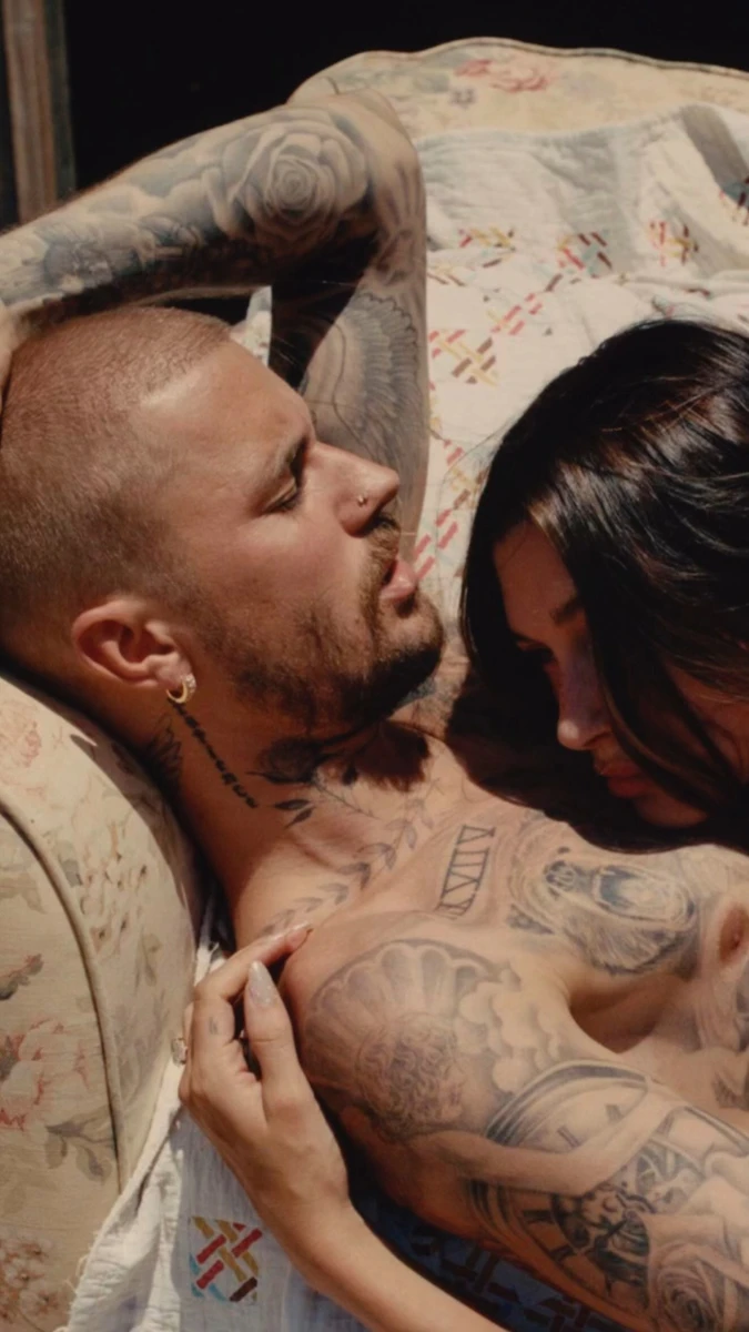 Джастін Бібер з голим торсом обійняв Хейлі для реклами альбому