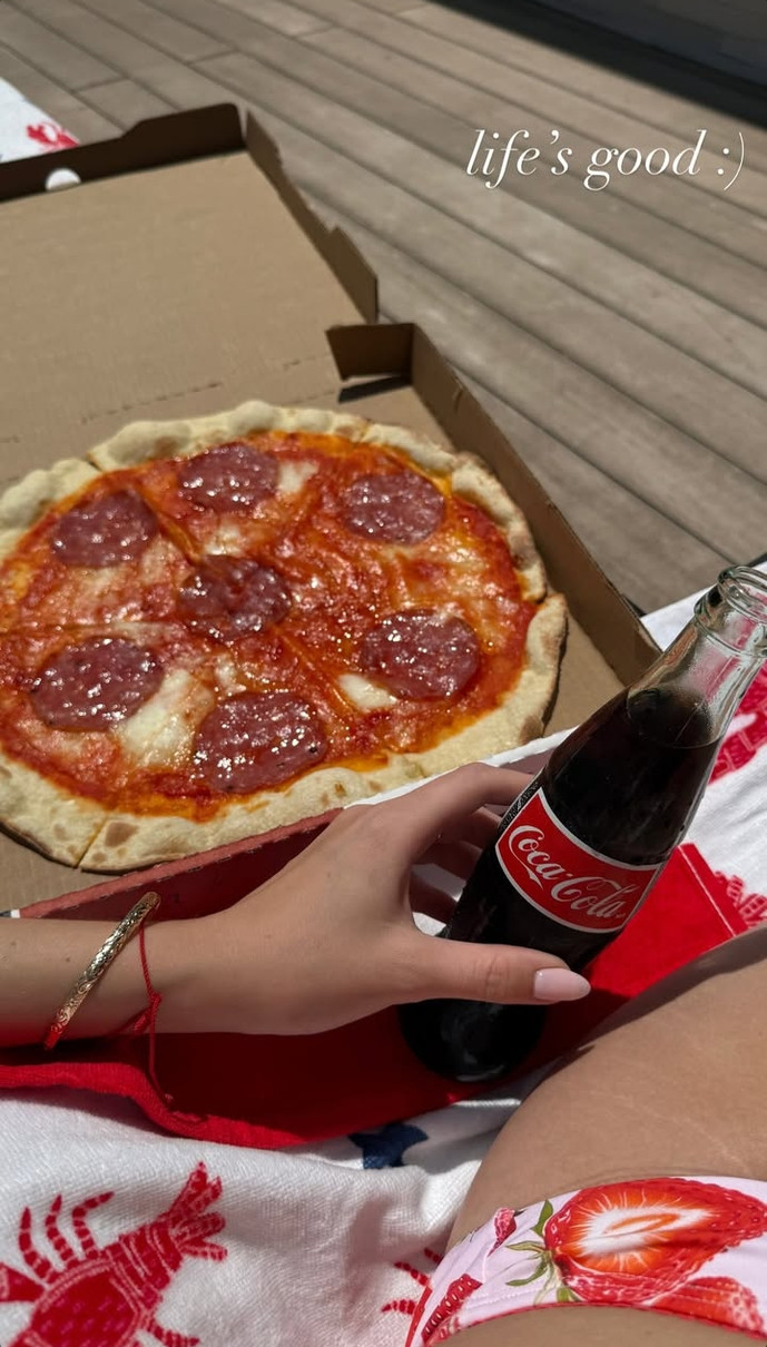 Дочка Віри Брежнєвої у бікіні показала свій відпочинок