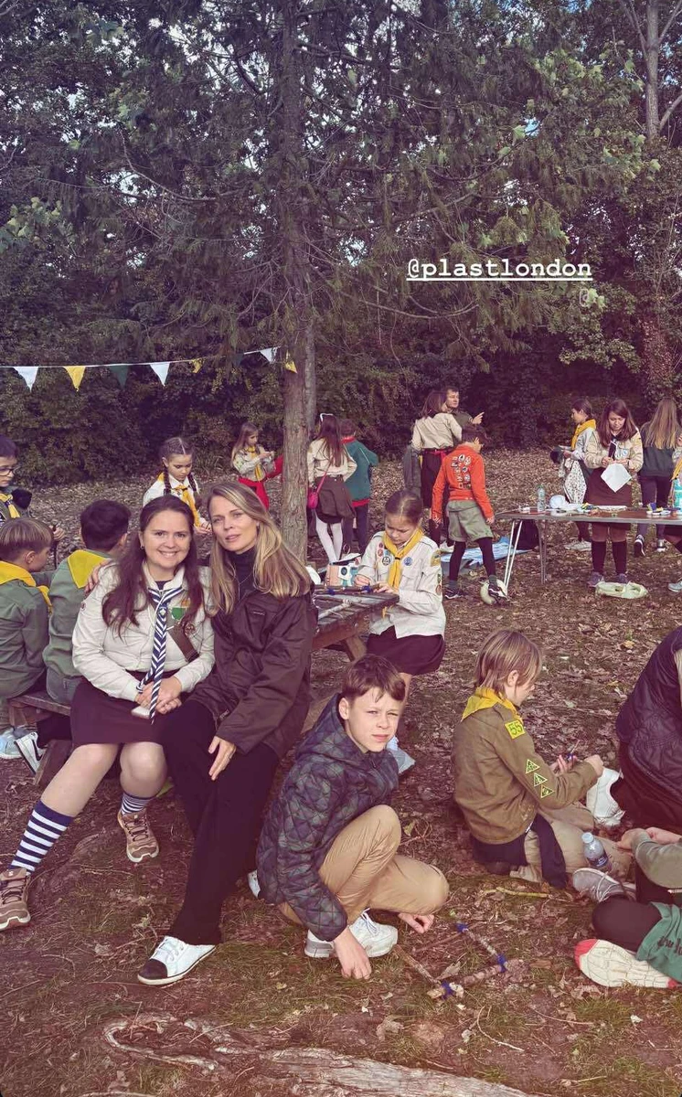 Оля Фреймут з сином попозувала в лісі серед скаутів