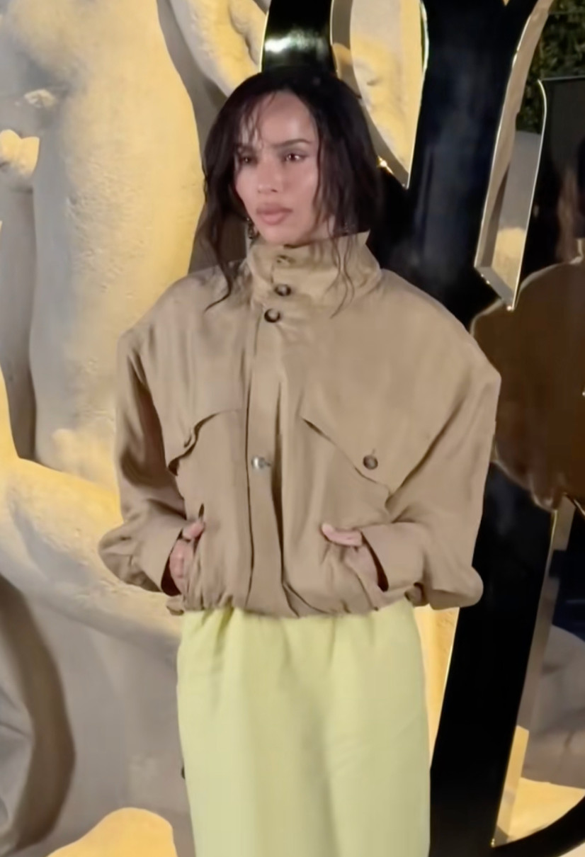 Зої Кравіц похвалилася луком на показі Saint Laurent в Парижі