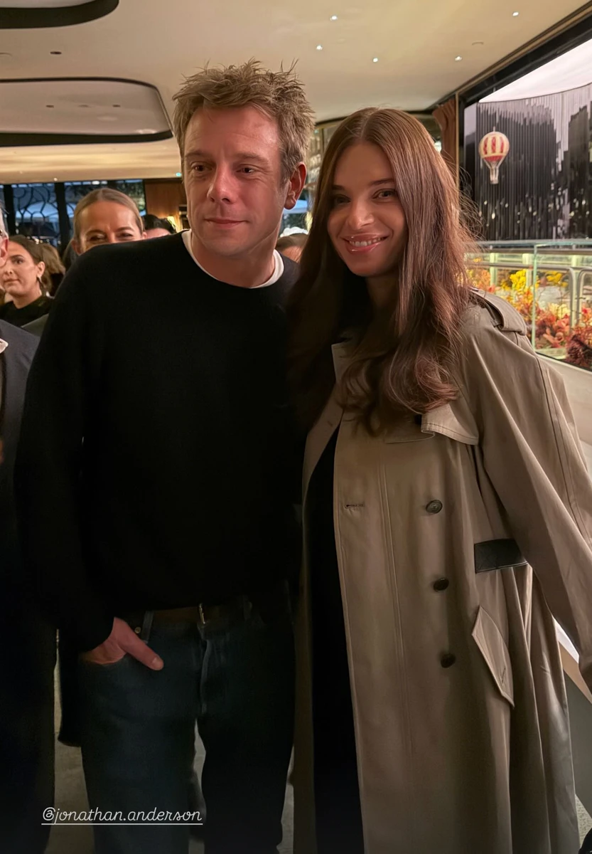 Дружина Усика сфотографувалася з директором Діор на показі мод в Парижі