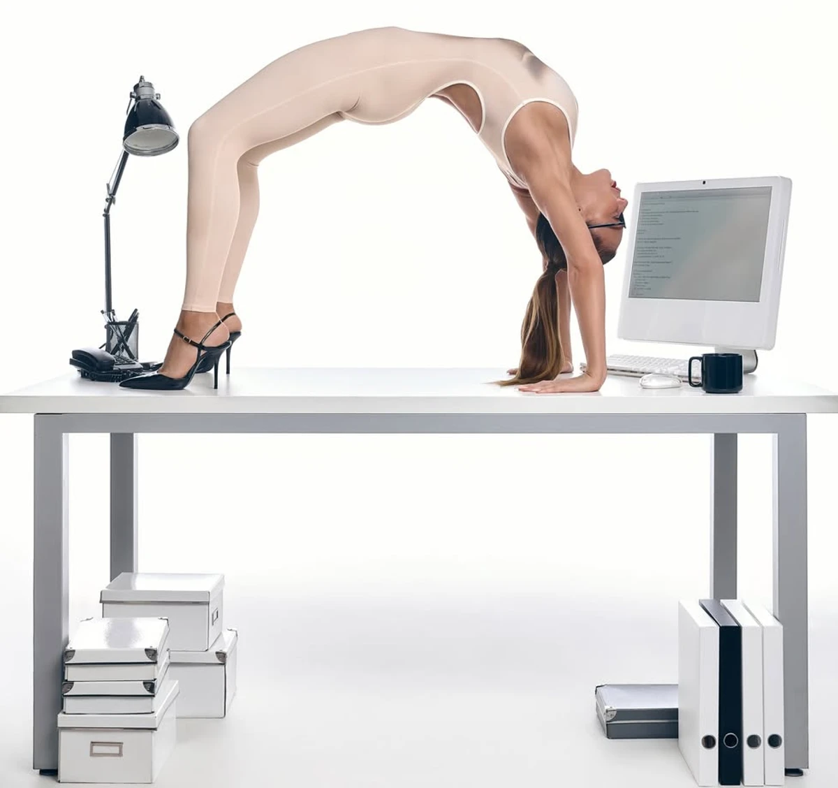 Тіна Кароль стала у місток в комбінезоні для власної реклами