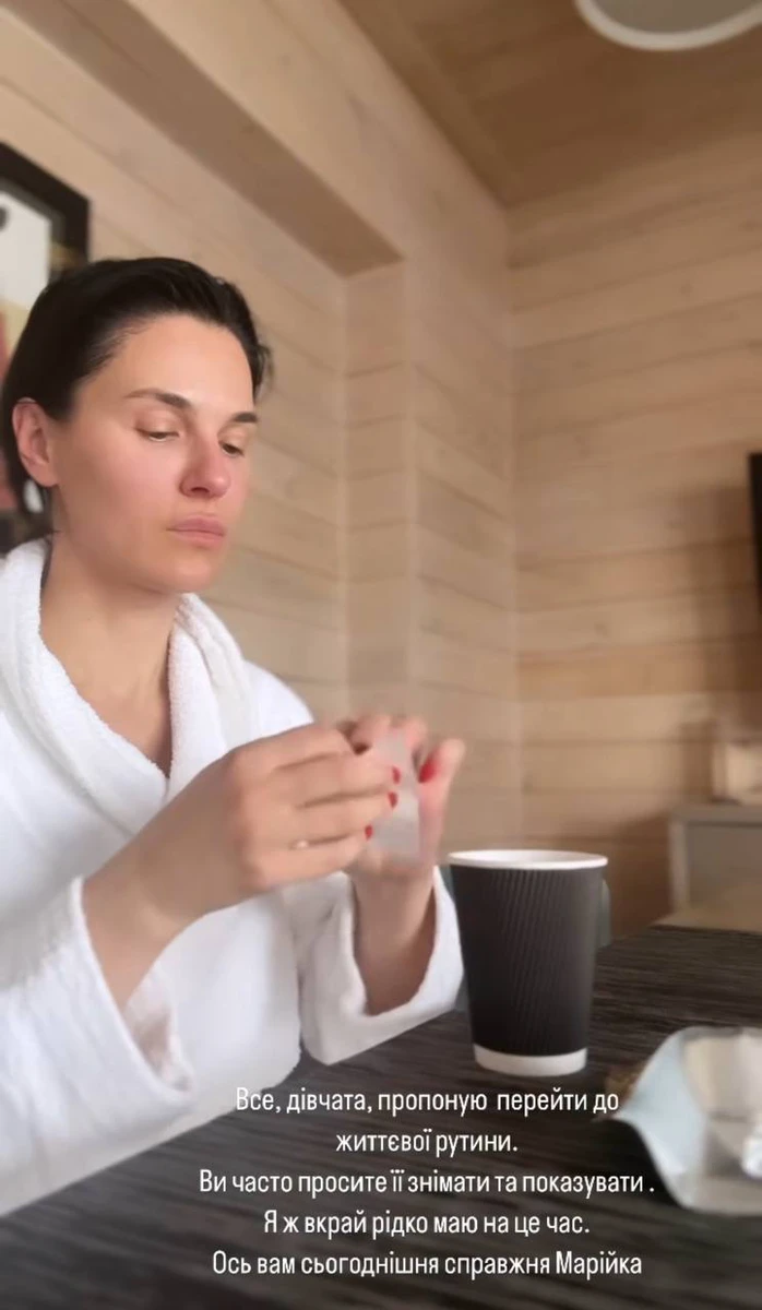 Спершу Маша добре пропарюється, потім робить маску для обличчя, після чого знов пропарюється і наносить ще одну маску