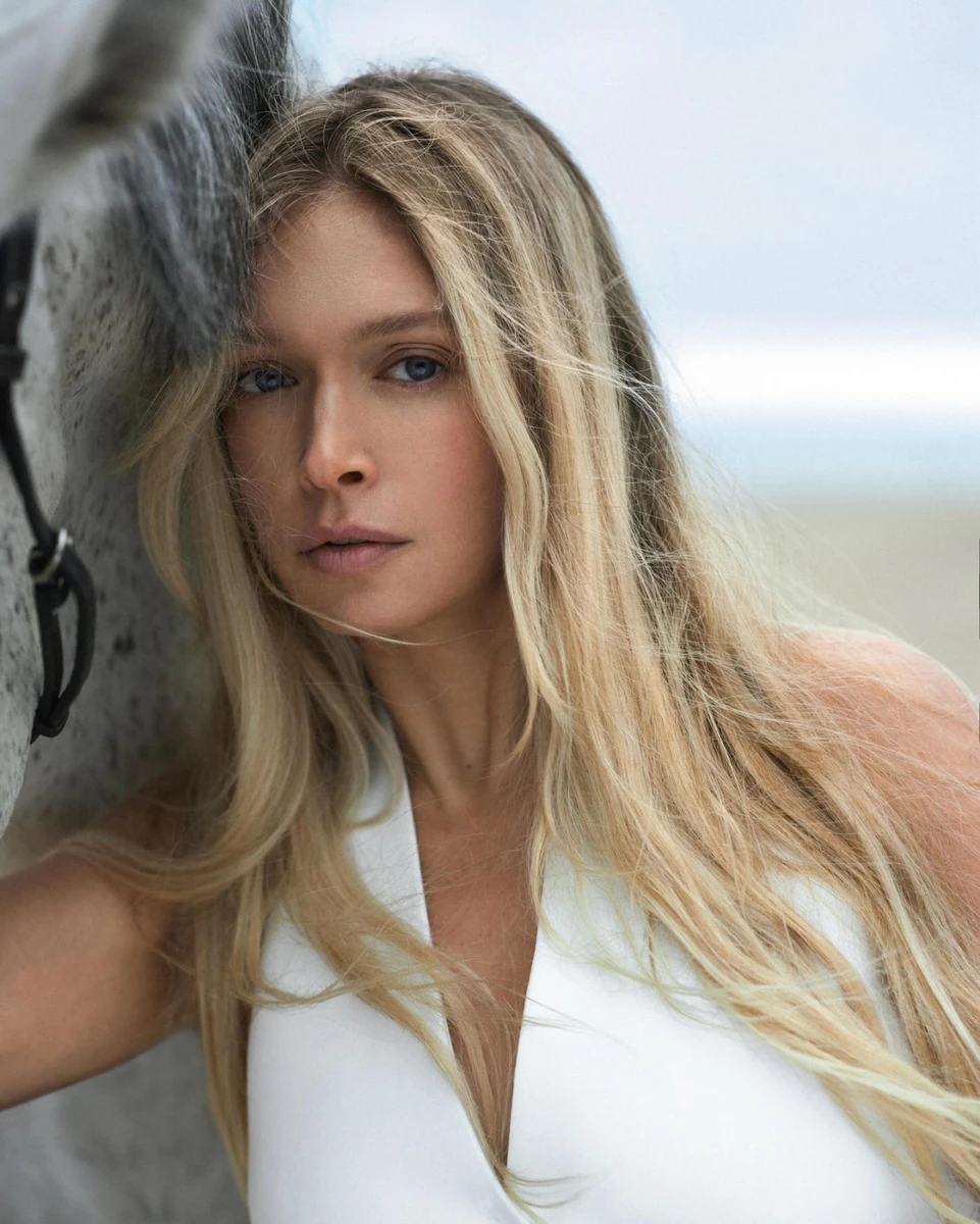 Портрет Брежнєвої біля коня