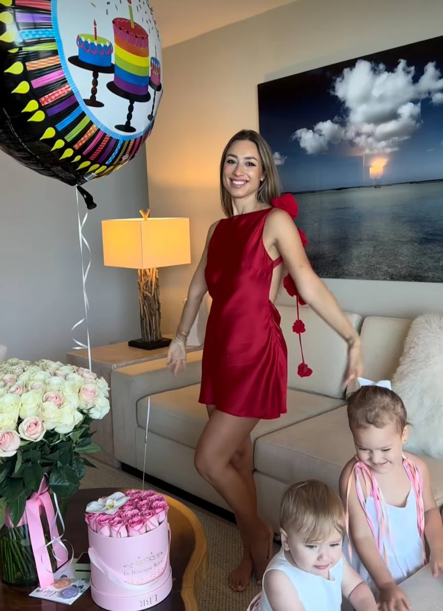 Шульгіна з доньками і подарунками