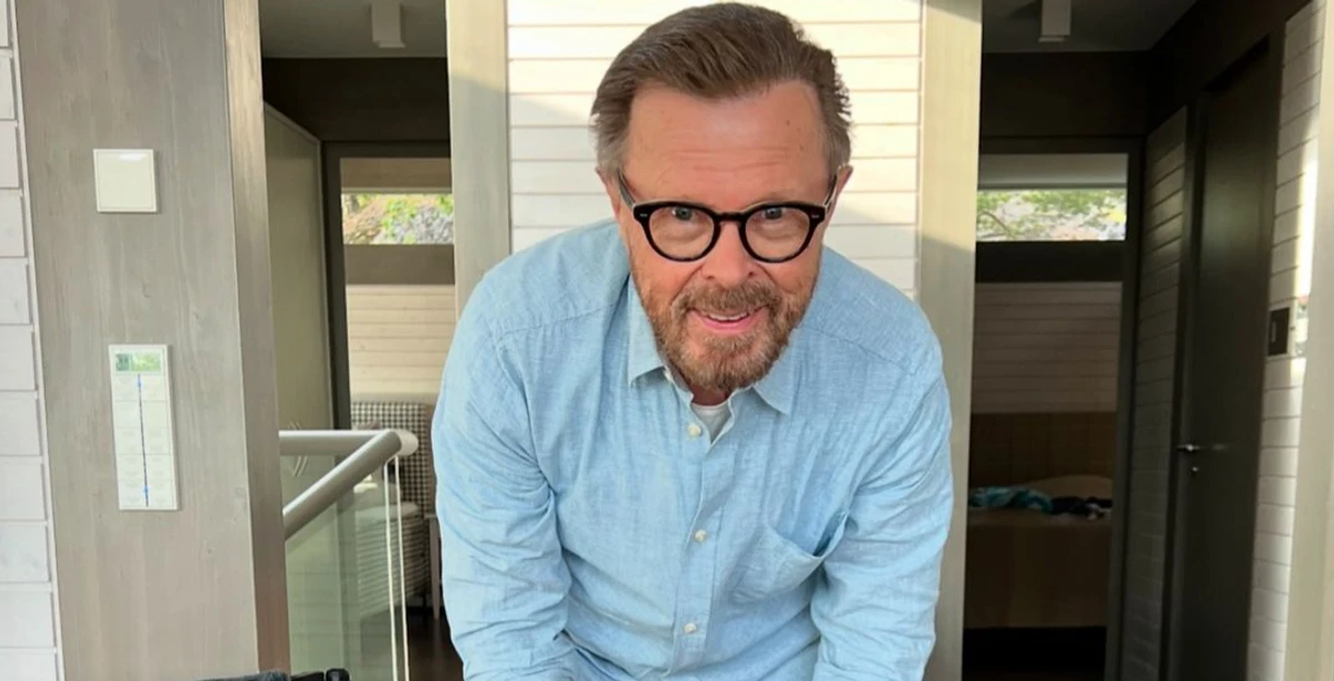 Бьорн Ульвеус позує для фото